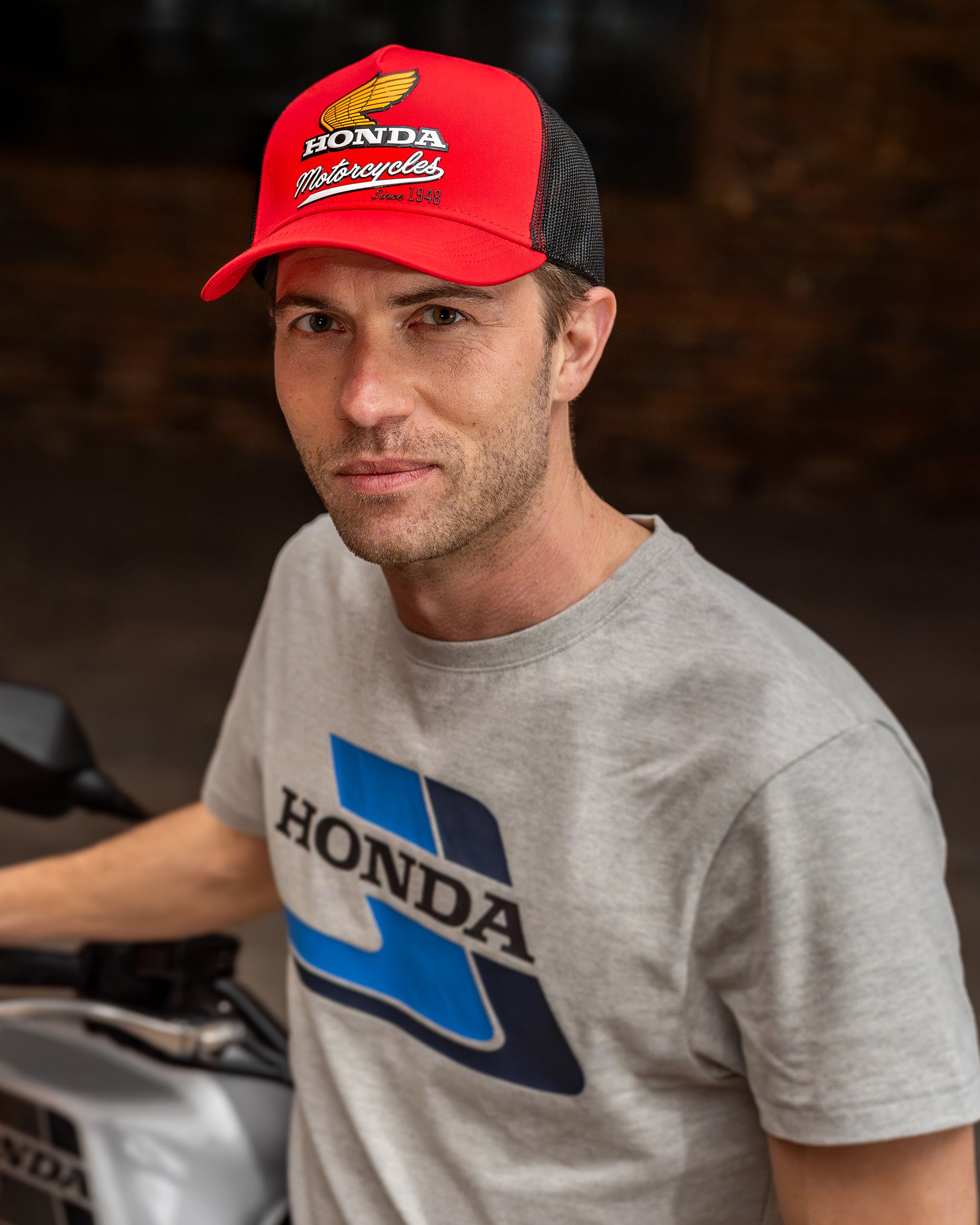 Honda Elsinore Trucker-Kappe Rot, von einer Person getragen.