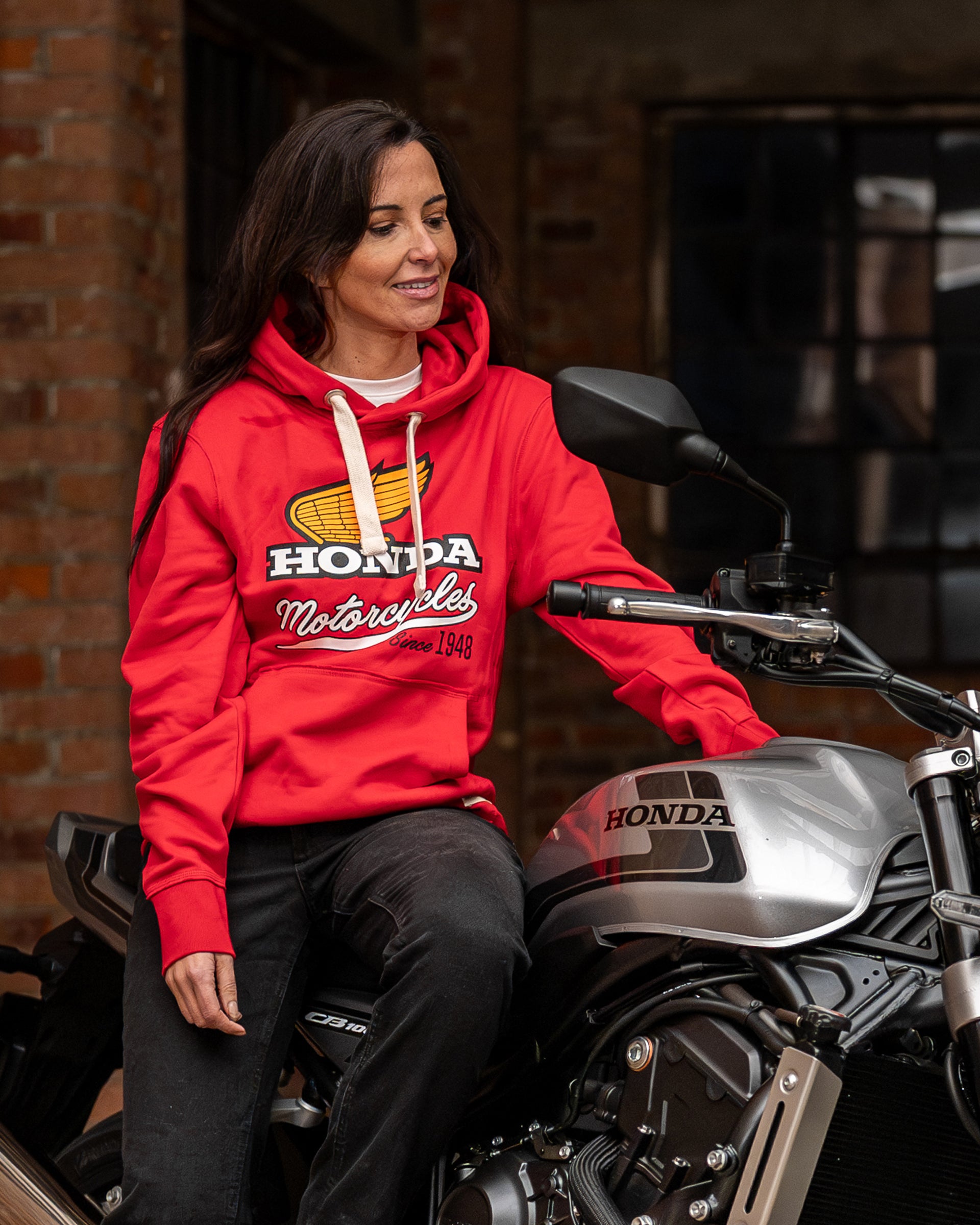 Honda Elsinore Hoodie Rot, von einer Person getragen.