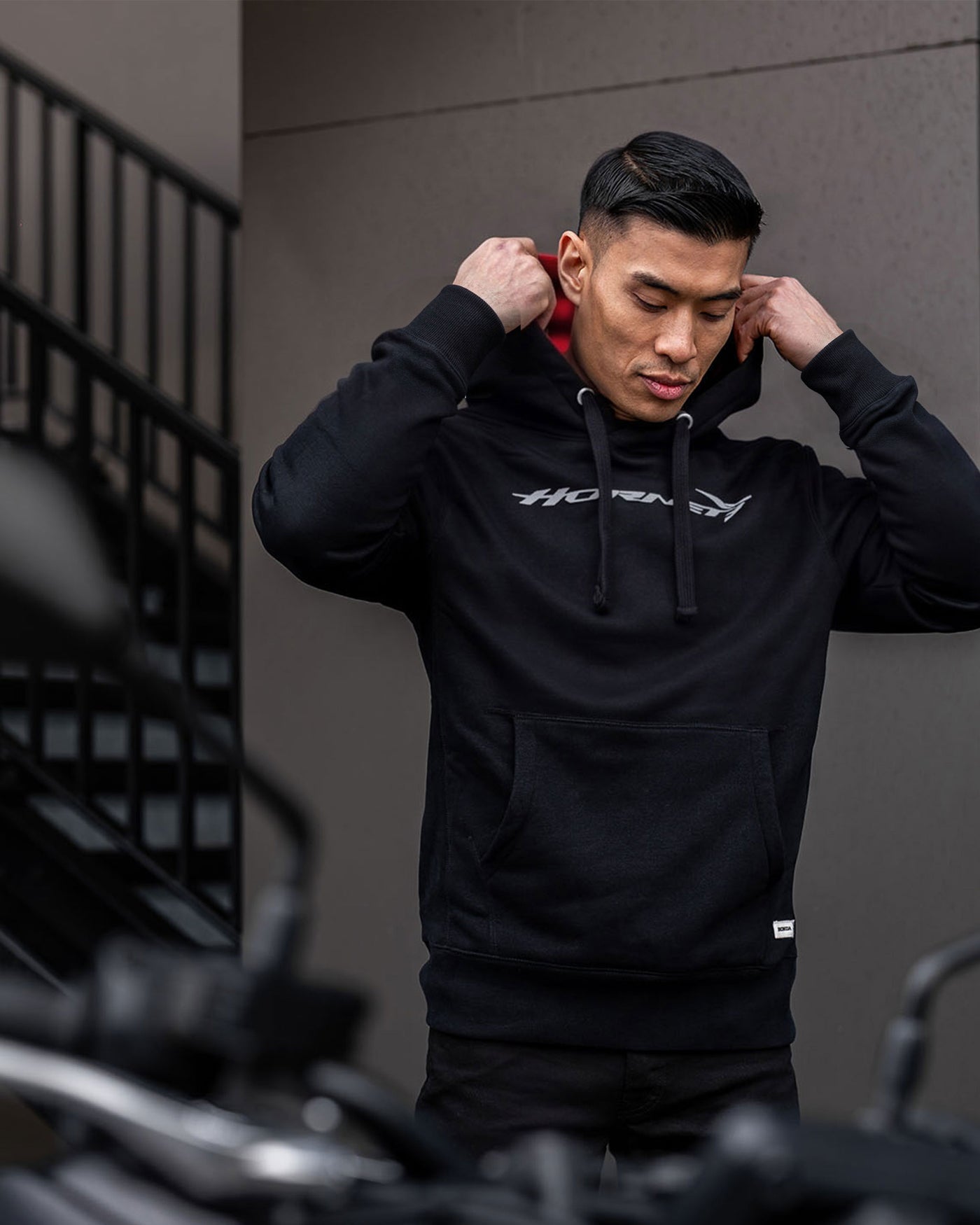 Honda Hornet Hoodie Schwarz, von einer Person getragen.