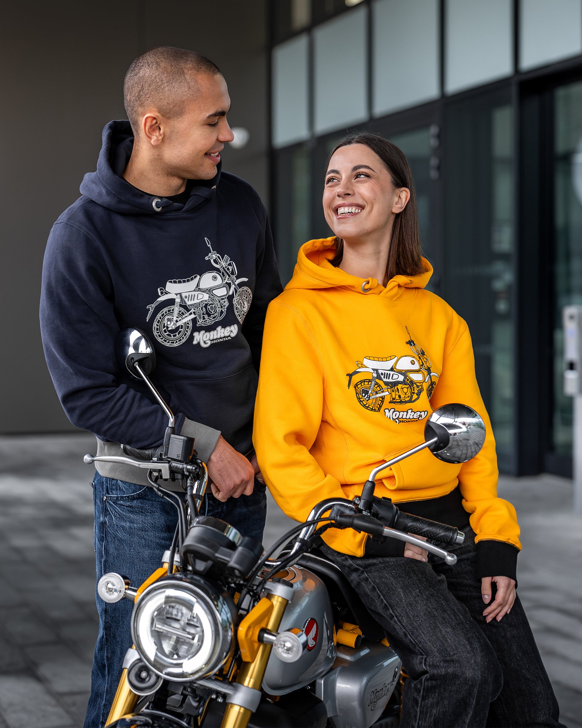 Honda Monkey Hoodie Gelb, von einer Person getragen.