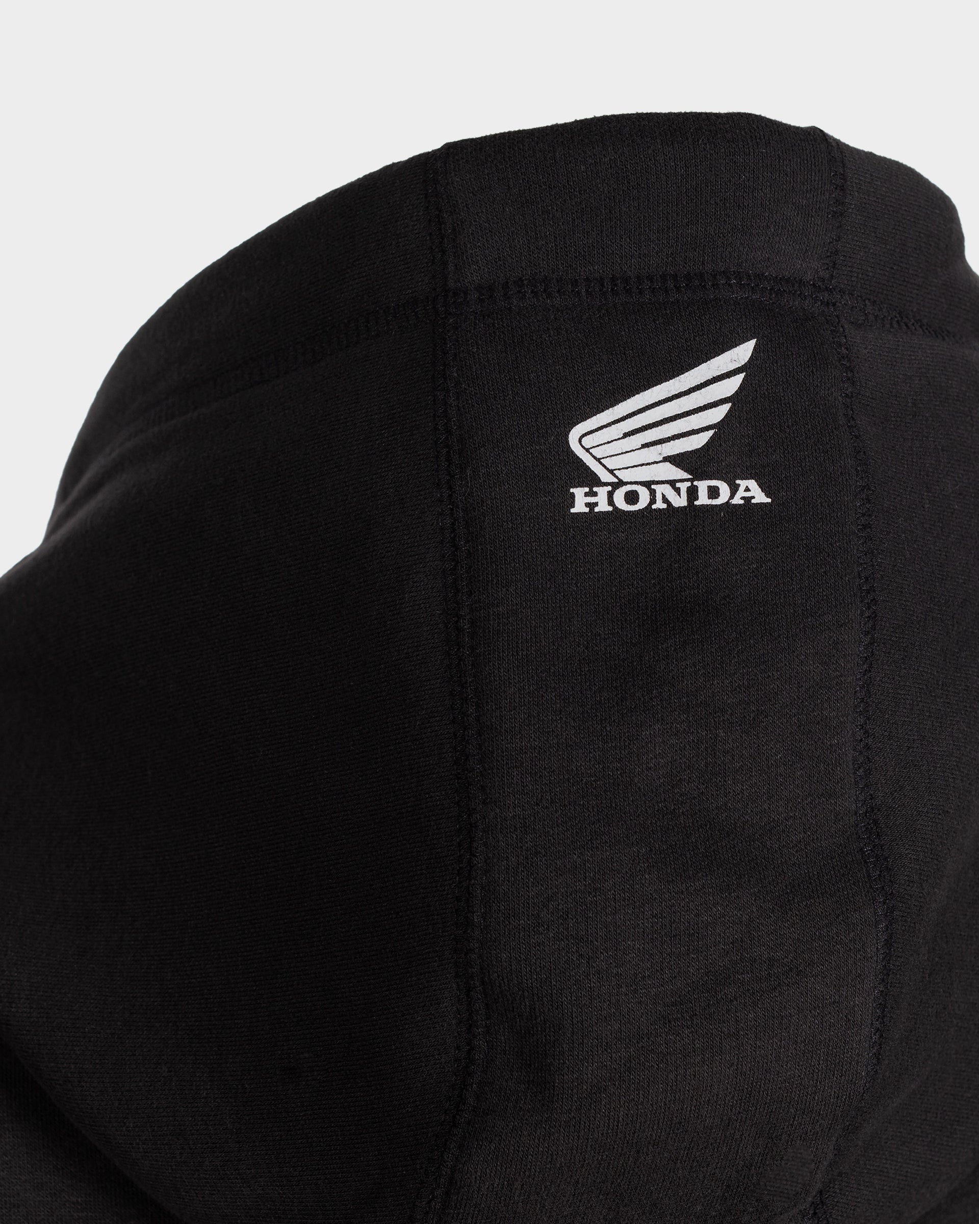 Weißes Honda Flügel-Logo auf der Kapuze des schwarzen Sunset Hoodies.