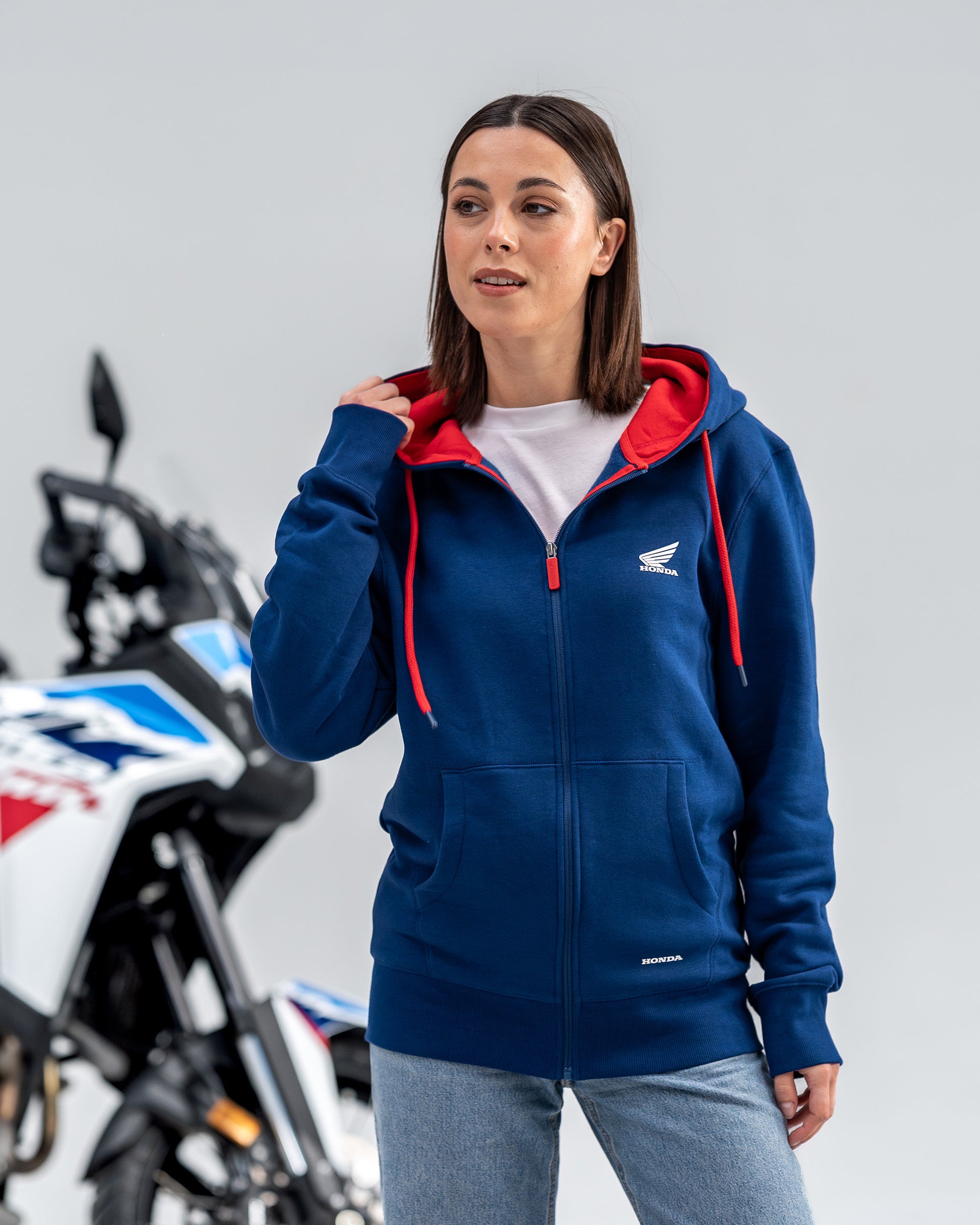 Honda Zip-Hoodie Blau, von einer Person getragen.