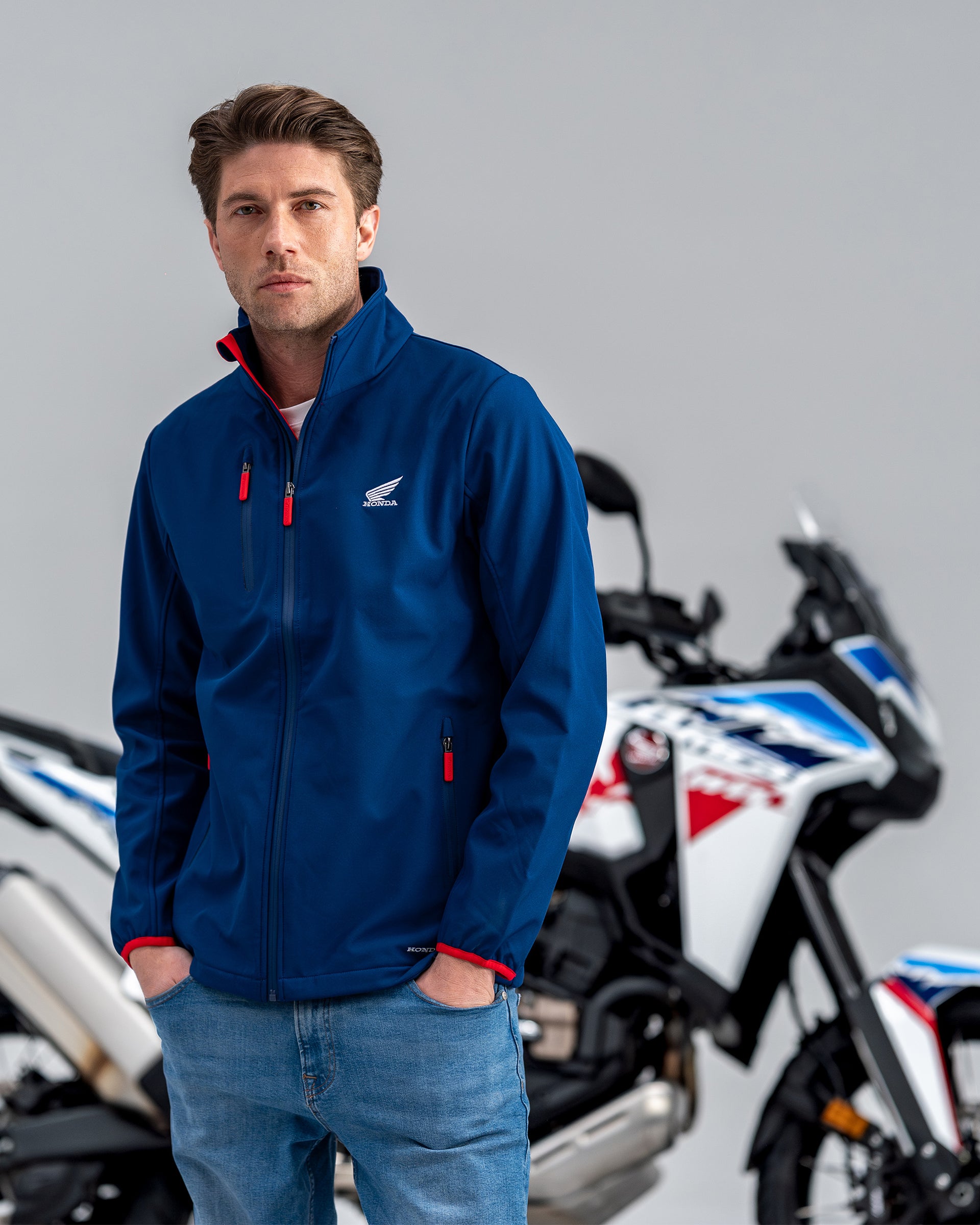 Honda Softshell-Jacke Blau, von einer Person getragen.