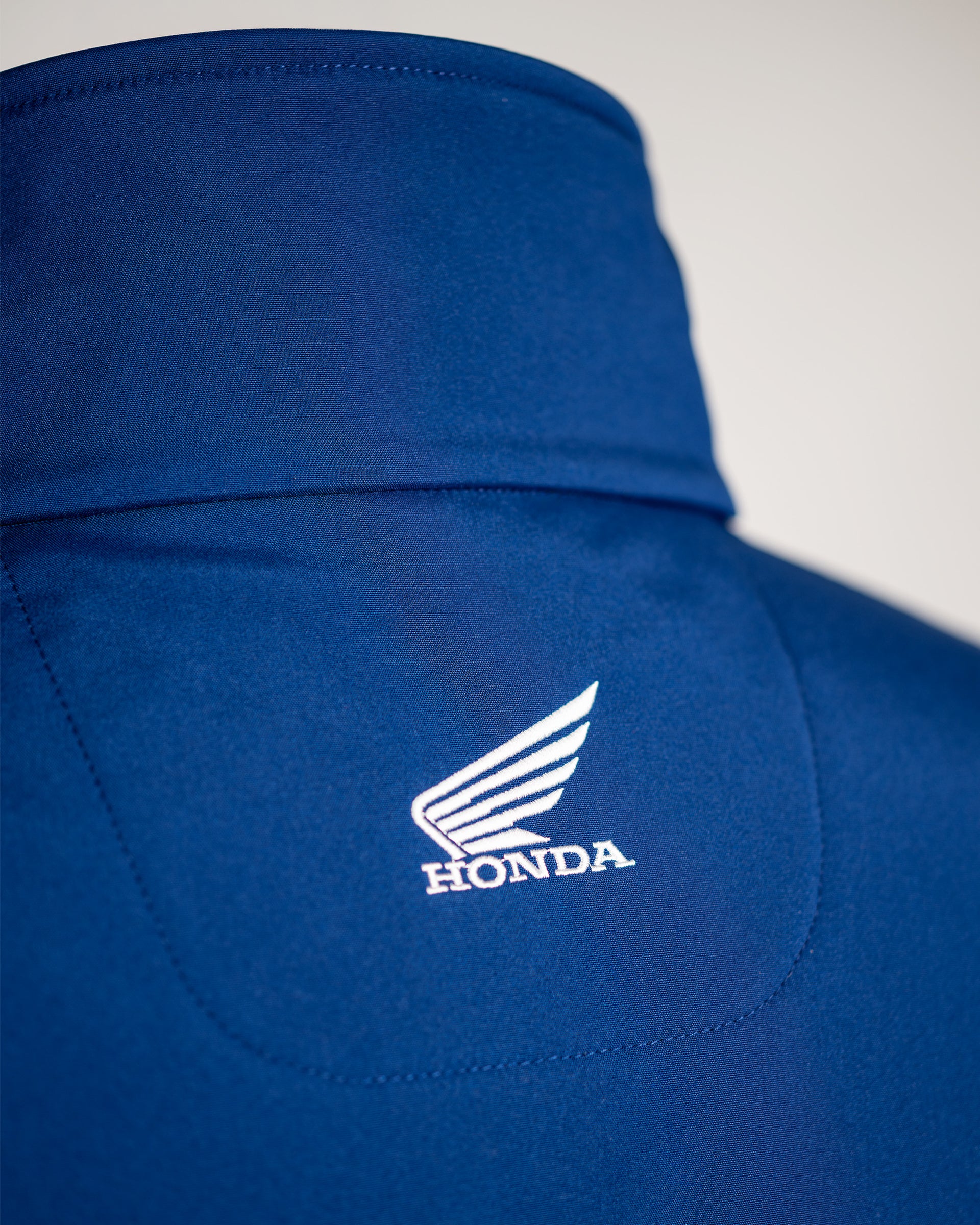 Honda Softshell-Jacke Blau, Detailansicht Nacken.