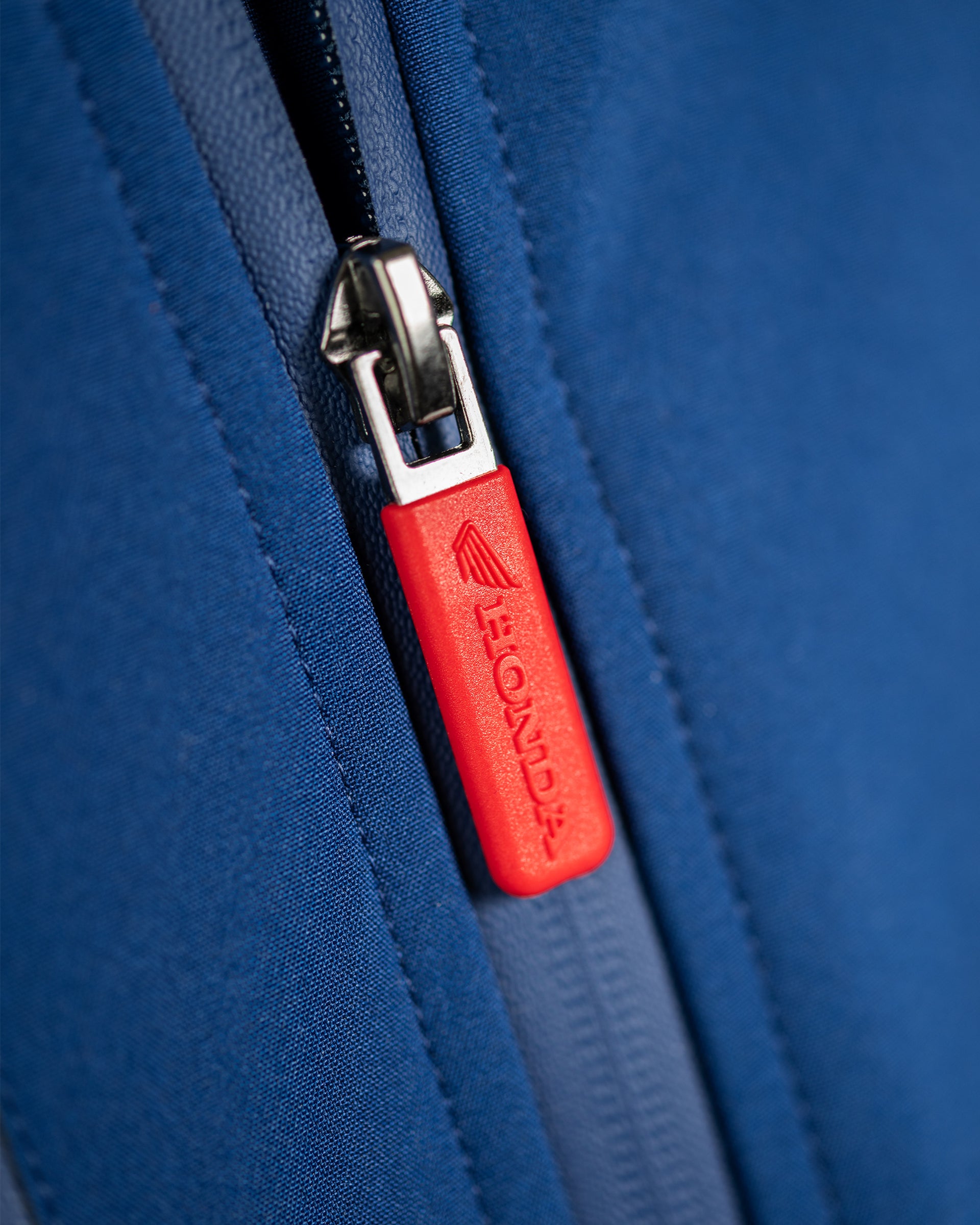 Honda Softshell-Jacke Blau, Detailansicht Reißverschluss.