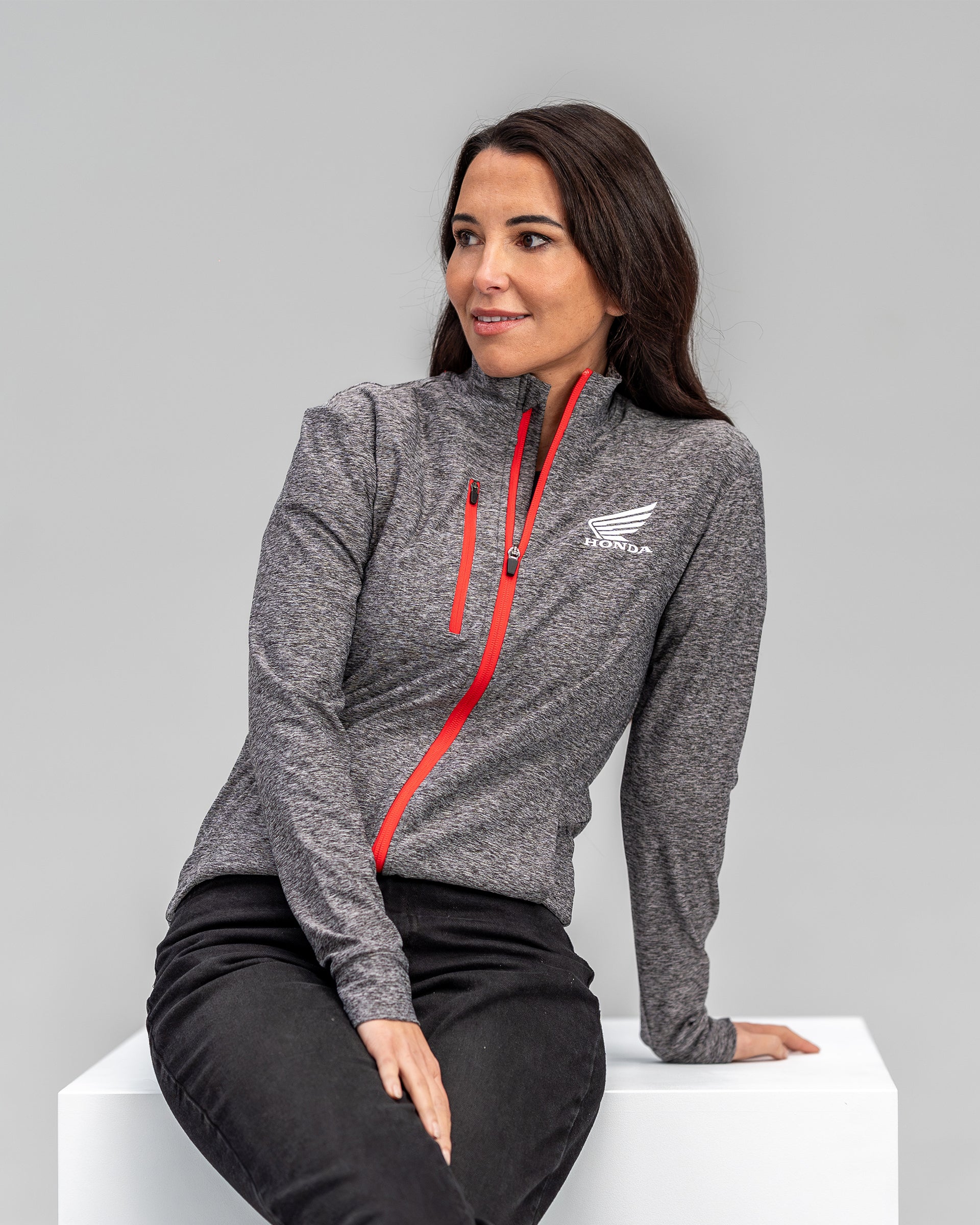 Honda Tactical Jacke Grau, von einer Person getragen.