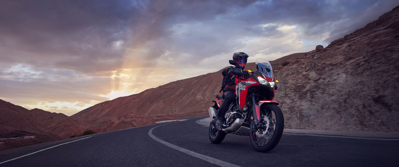 Honda Africa Twin Motorrad, Stimmungsbild, Breitformat.