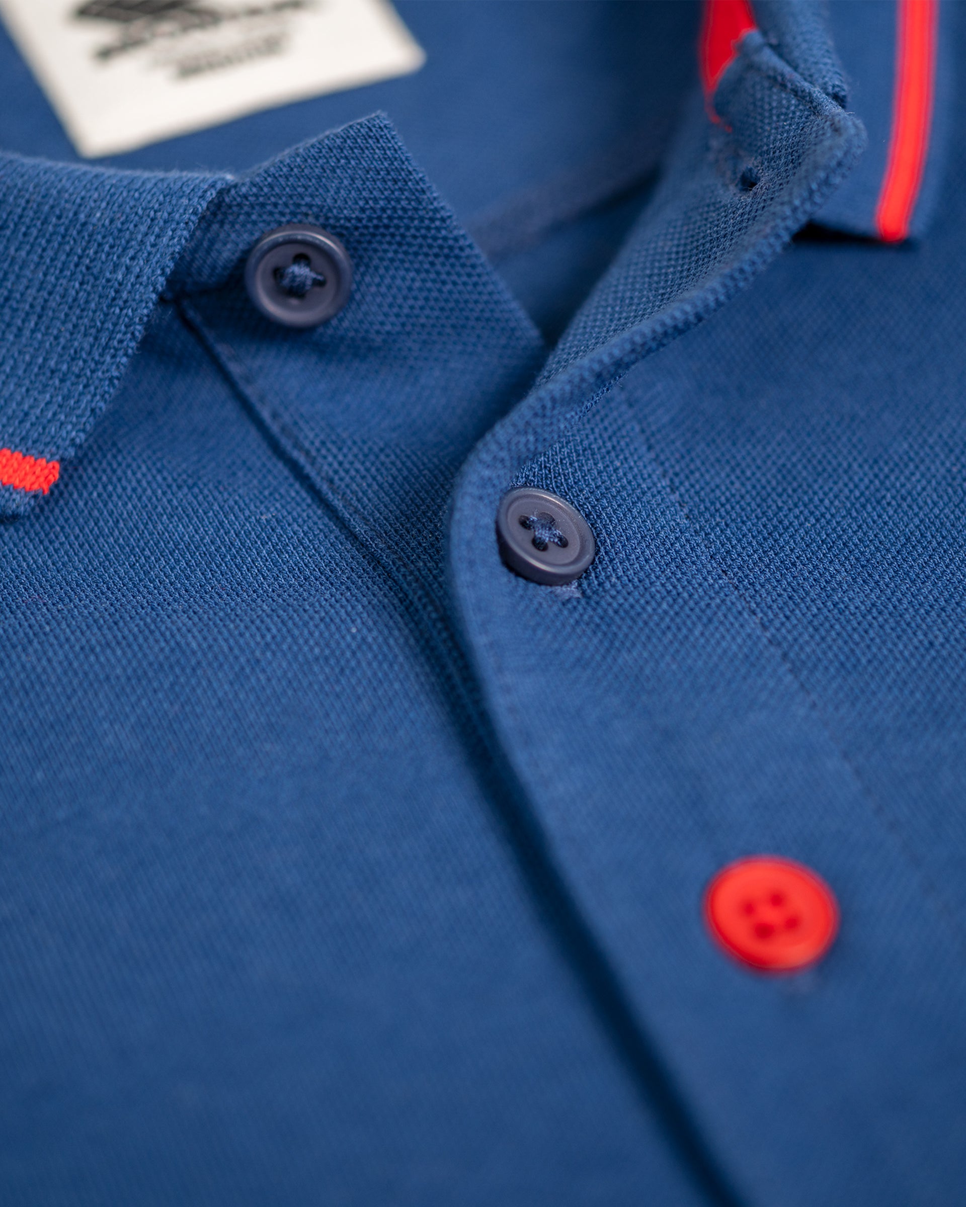 Honda Poloshirt Blau, Detailansicht Knopfleiste.
