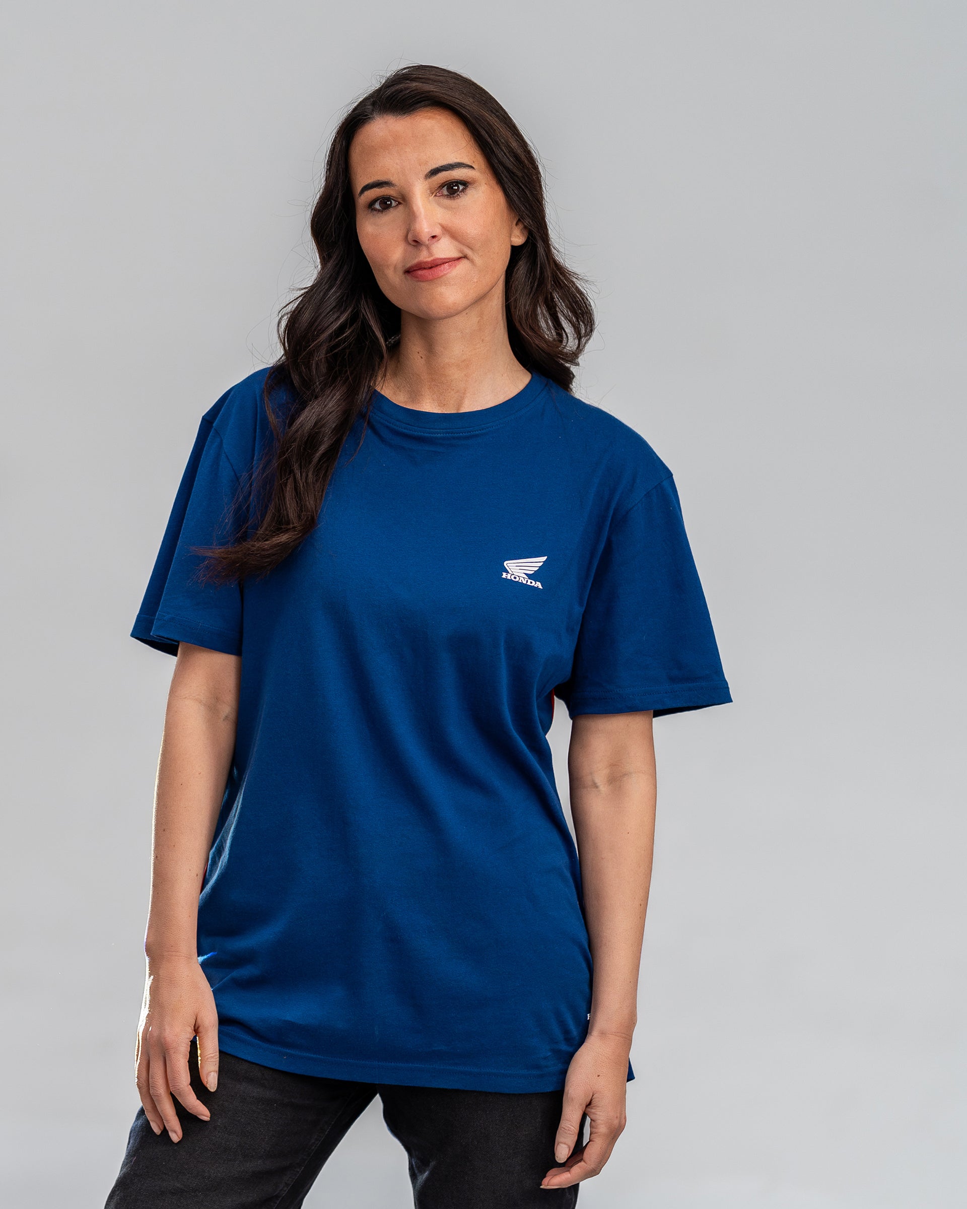 Honda T-Shirt Blau, von einer Person getragen.