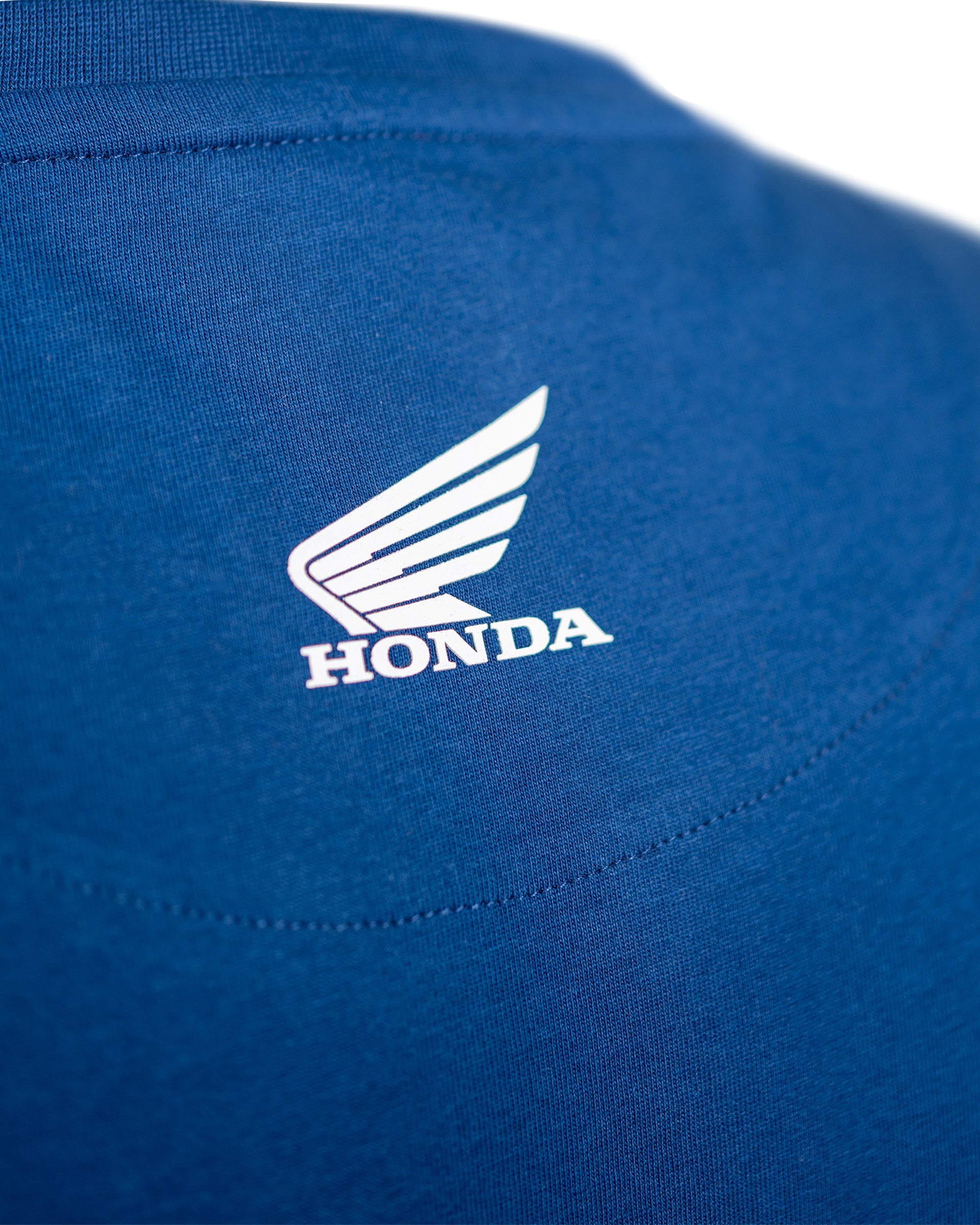 Honda T-Shirt Blau, Detailansicht der Naht und des Hondalogos auf dem Rücken.