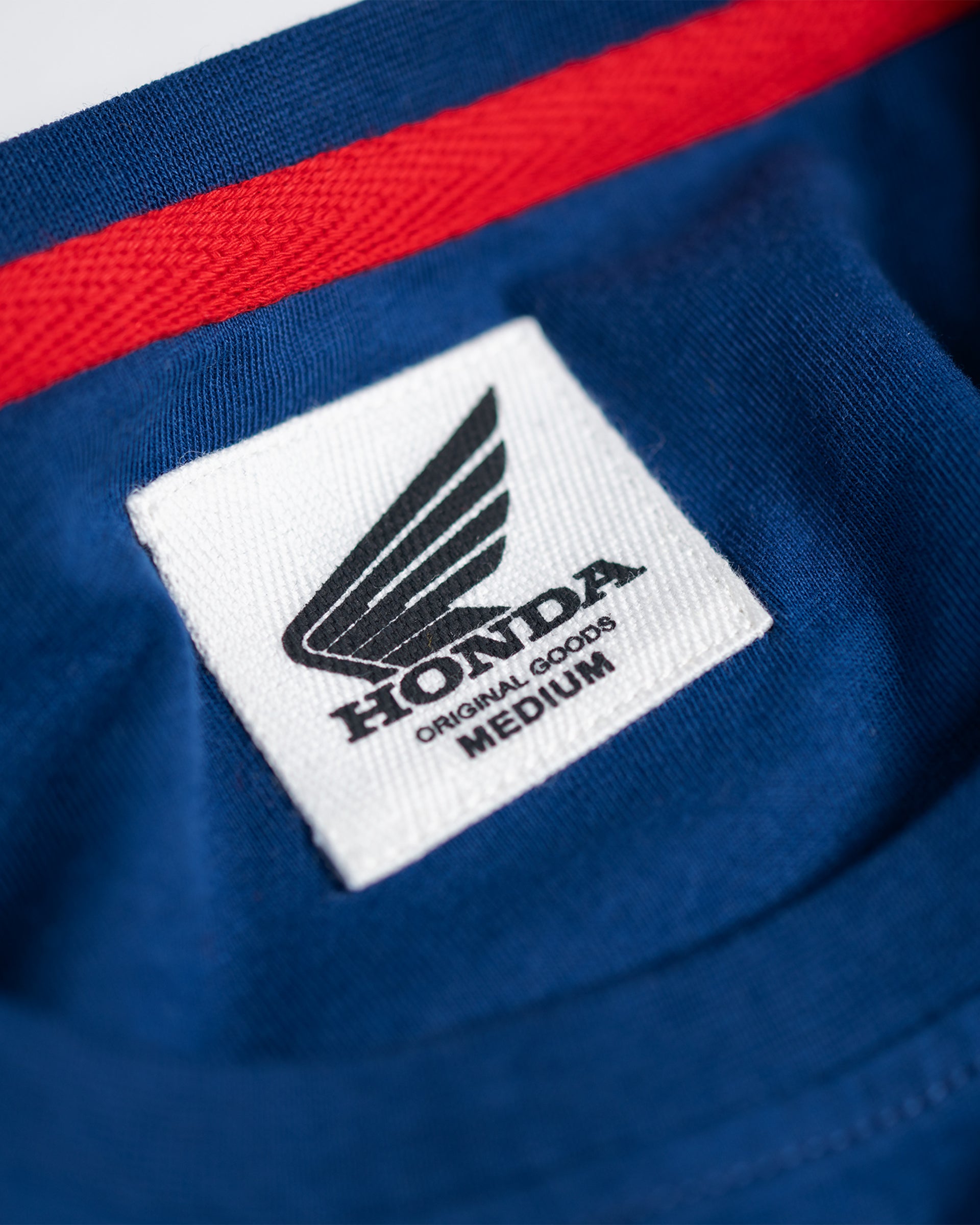 Honda T-Shirt Blau, Detailansicht Textiletikett auf der Innenseite im Nacken.