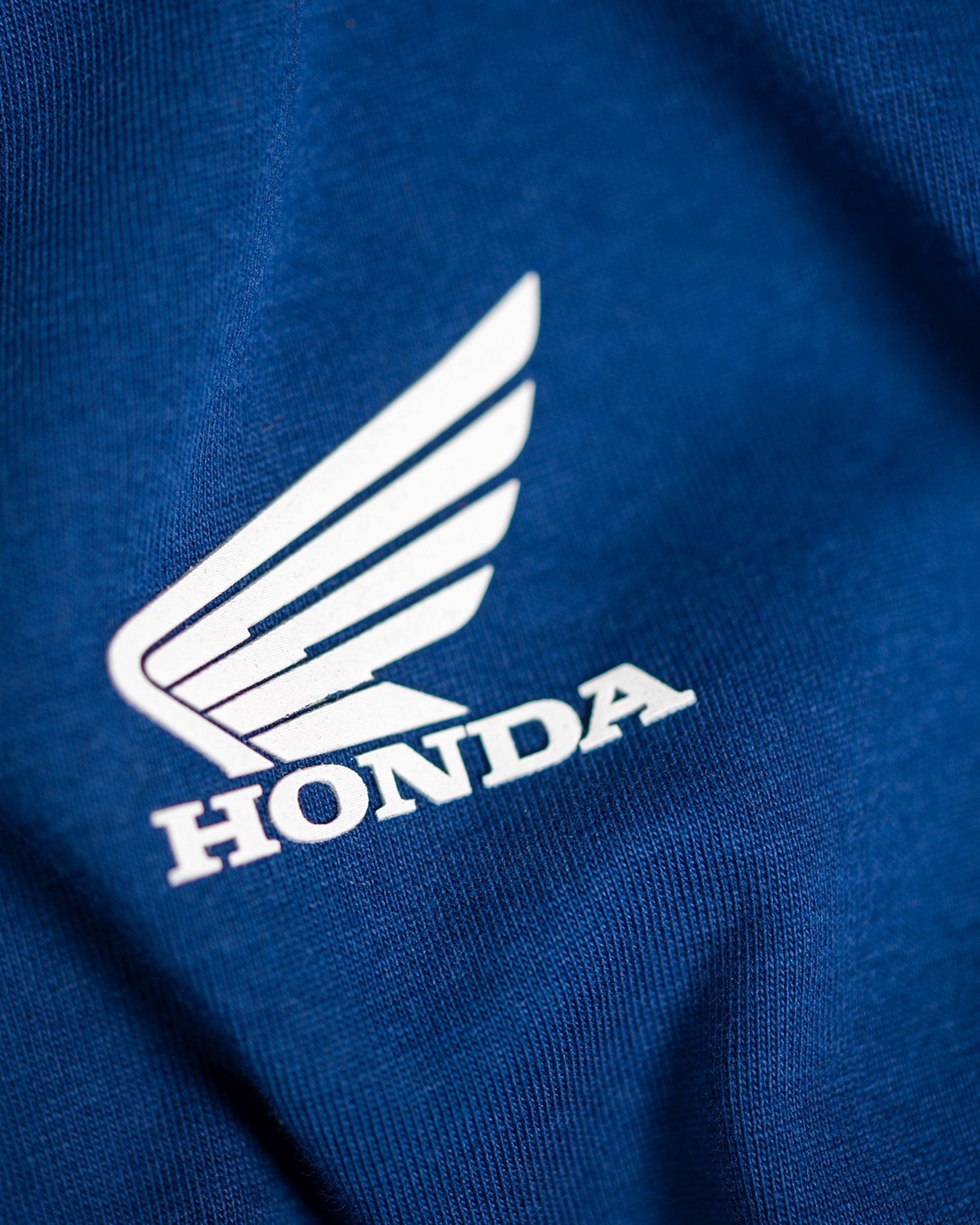 Honda T-Shirt Blau, Detailansicht Hondalogo auf der linken Brust.