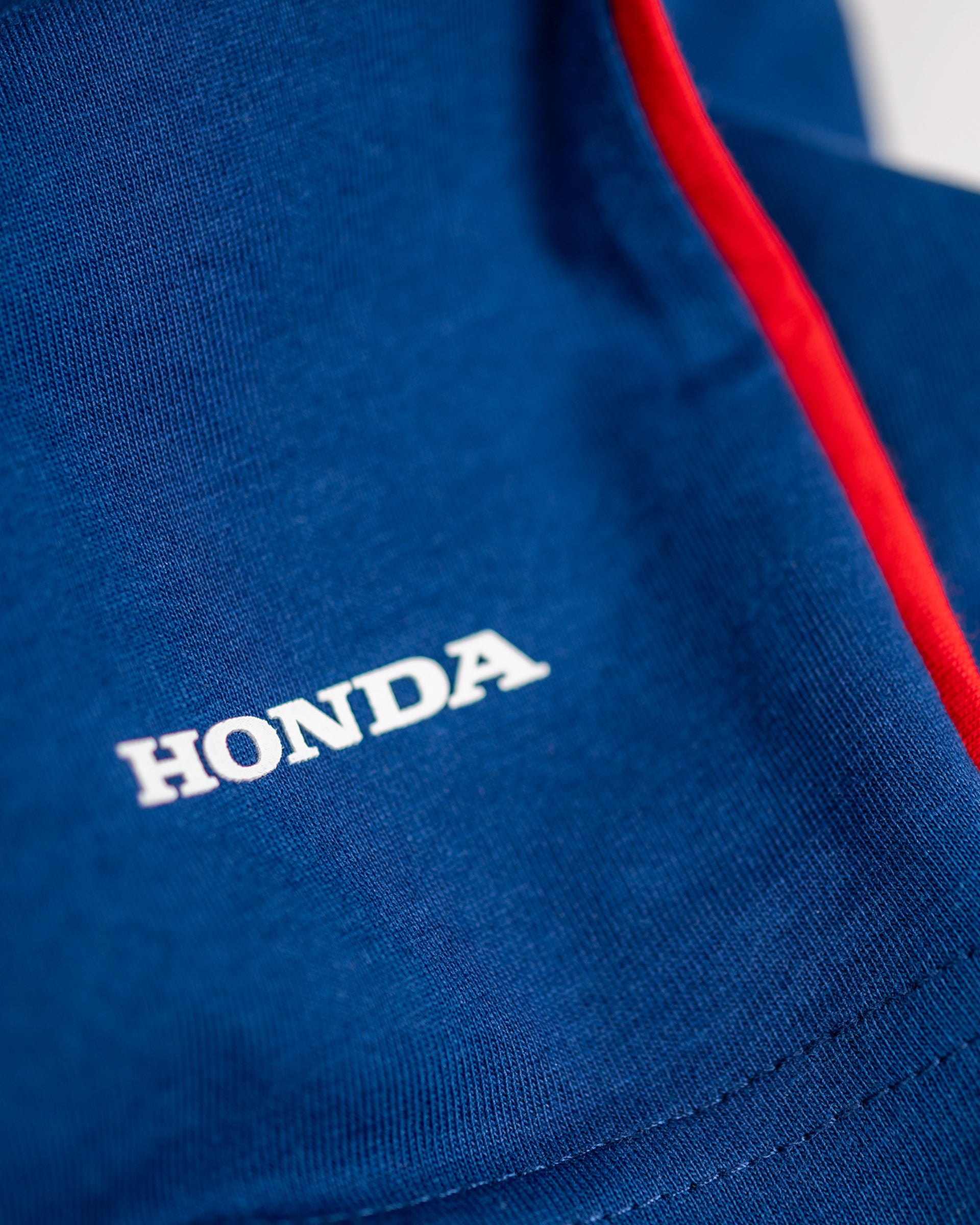 Honda T-Shirt Blau, Detailansicht des Logos unten links am T-Shirt auf der Vorderseite.