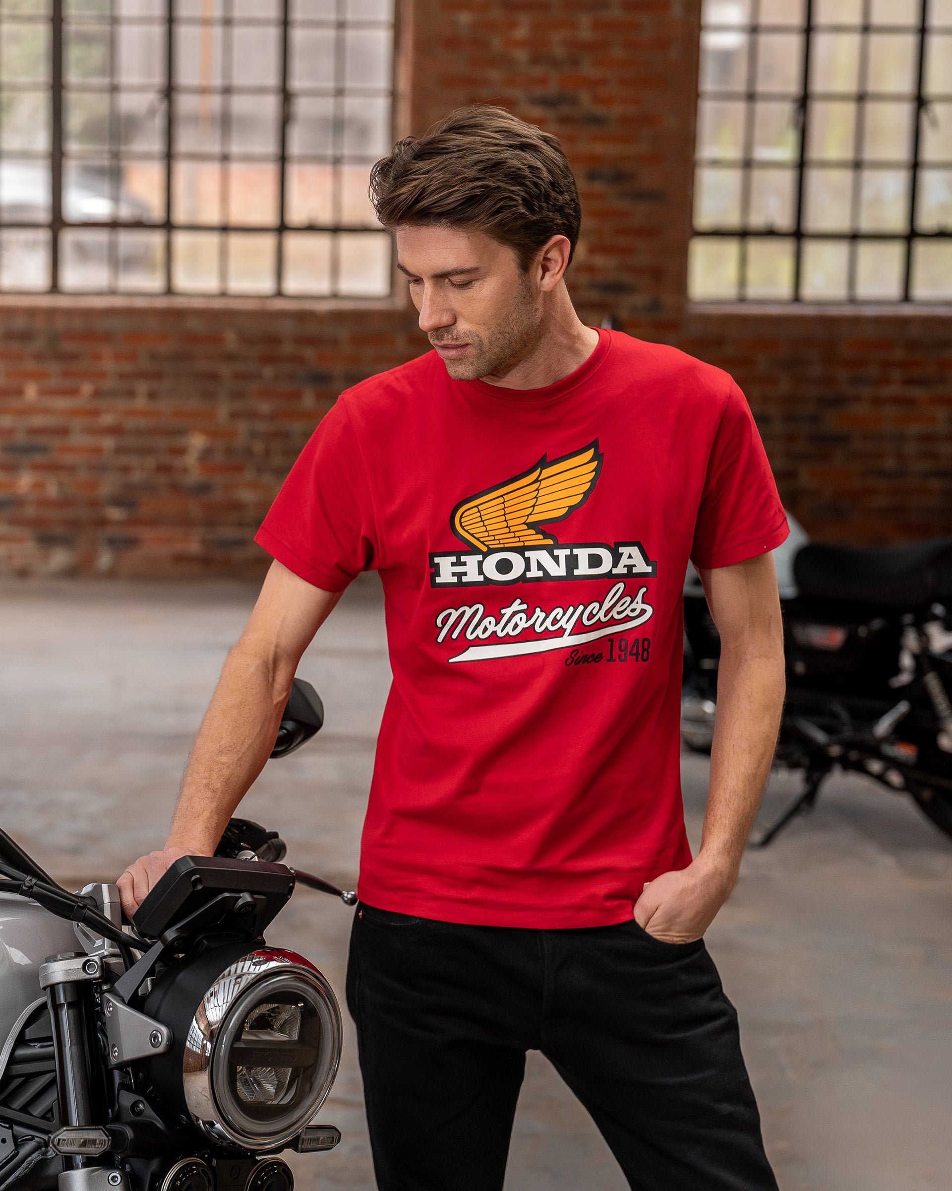 Honda Elsinore T-Shirt Rot, von einer Person getragen.