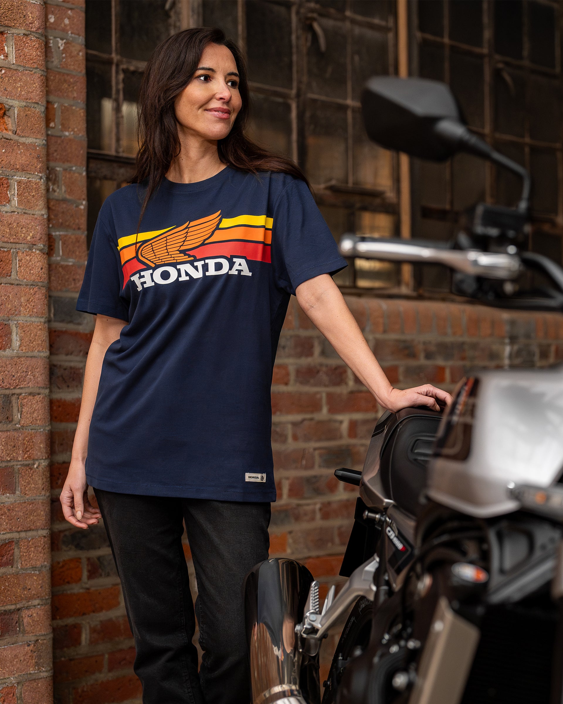 Honda Sunset T-Shirt Blau, von einer Person getragen.