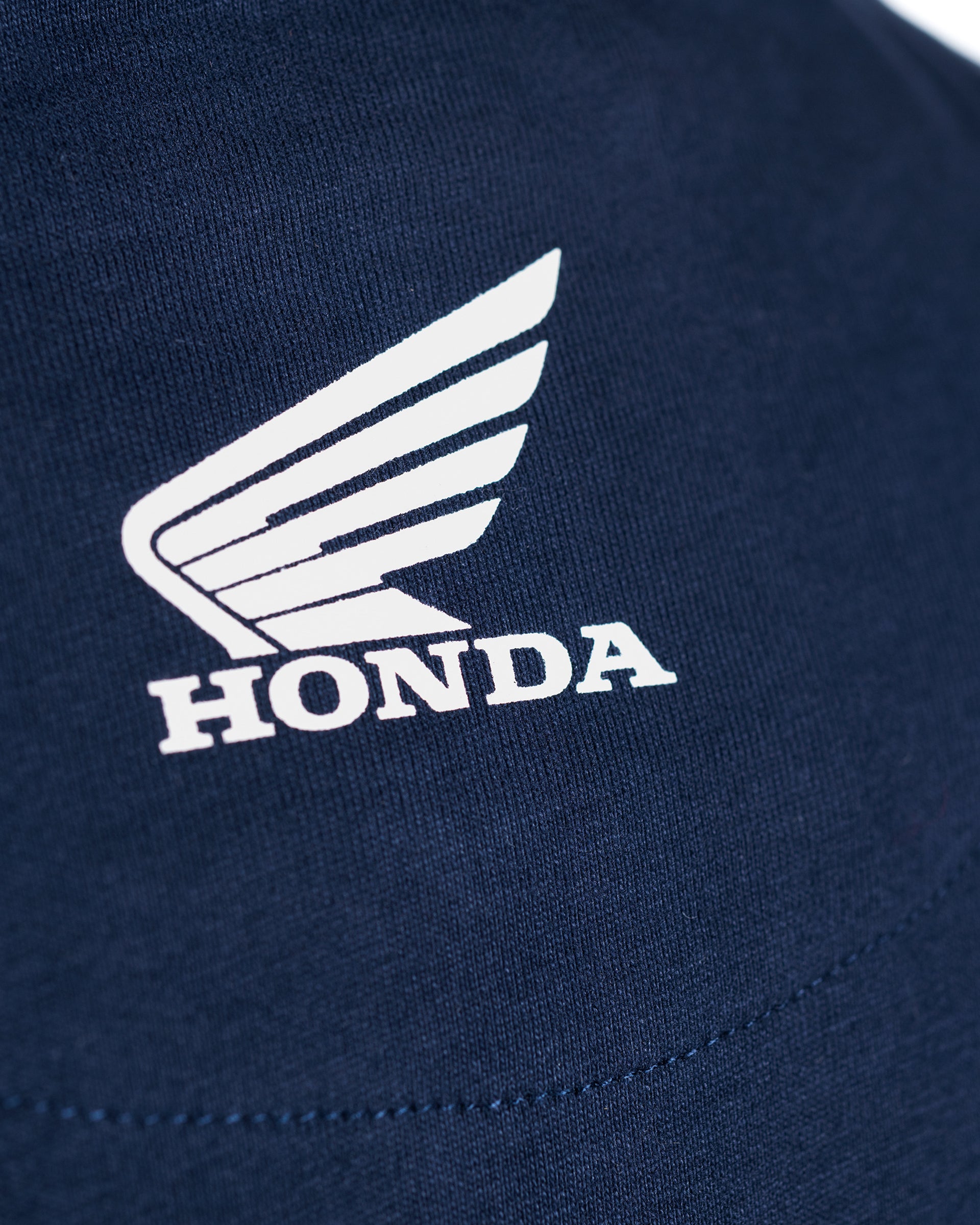 Honda Sunset T-Shirt Blau, Detailansicht des Logos auf der Rückseite mit Naht.