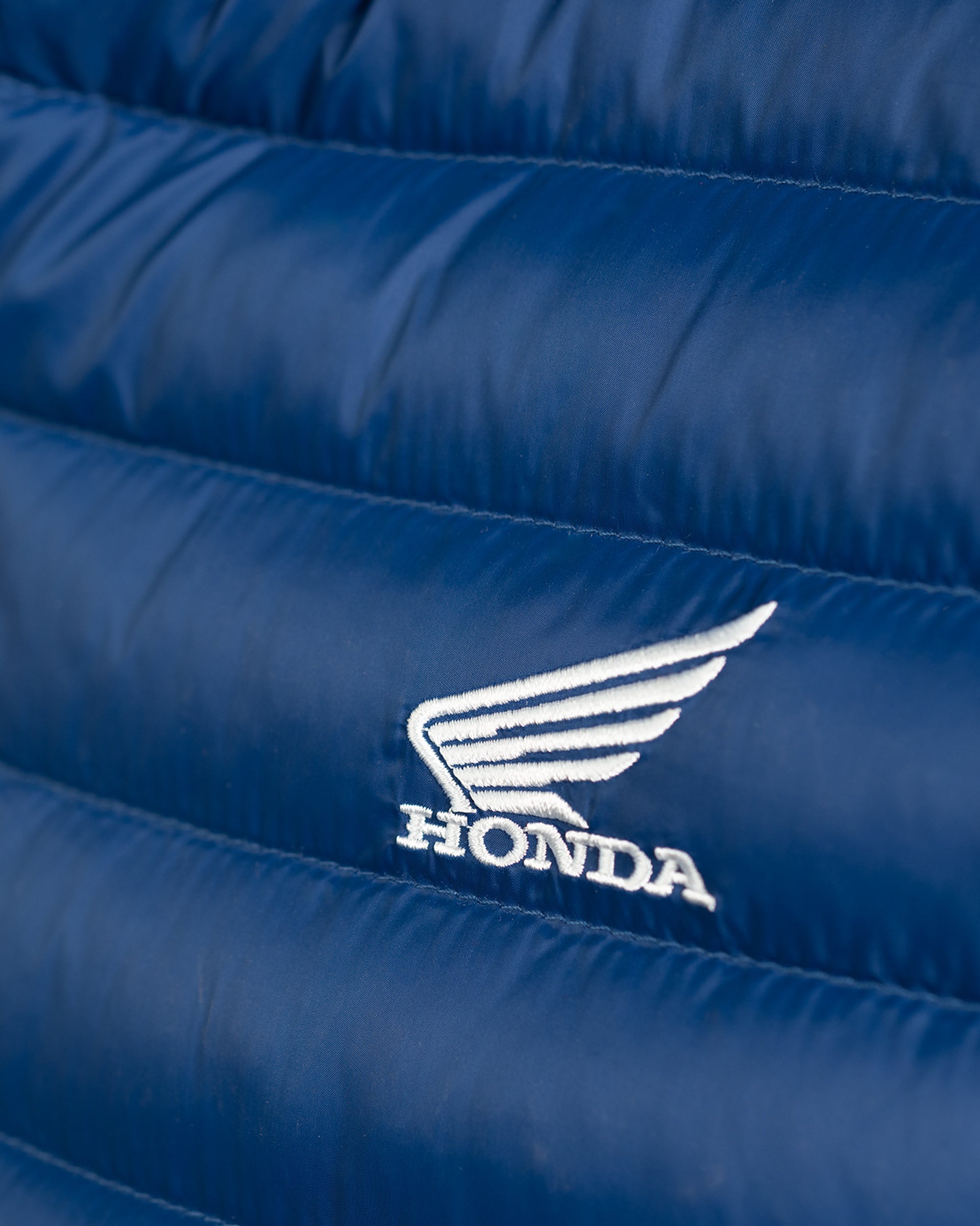 Honda Steppweste Blau, Detailansicht Logo auf der Brust.